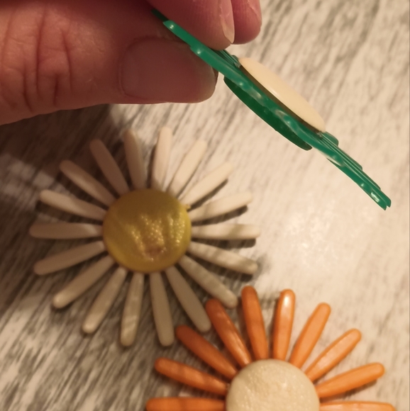 Vintage Daisy Refrigerator Magnets - Picture 4 of 4